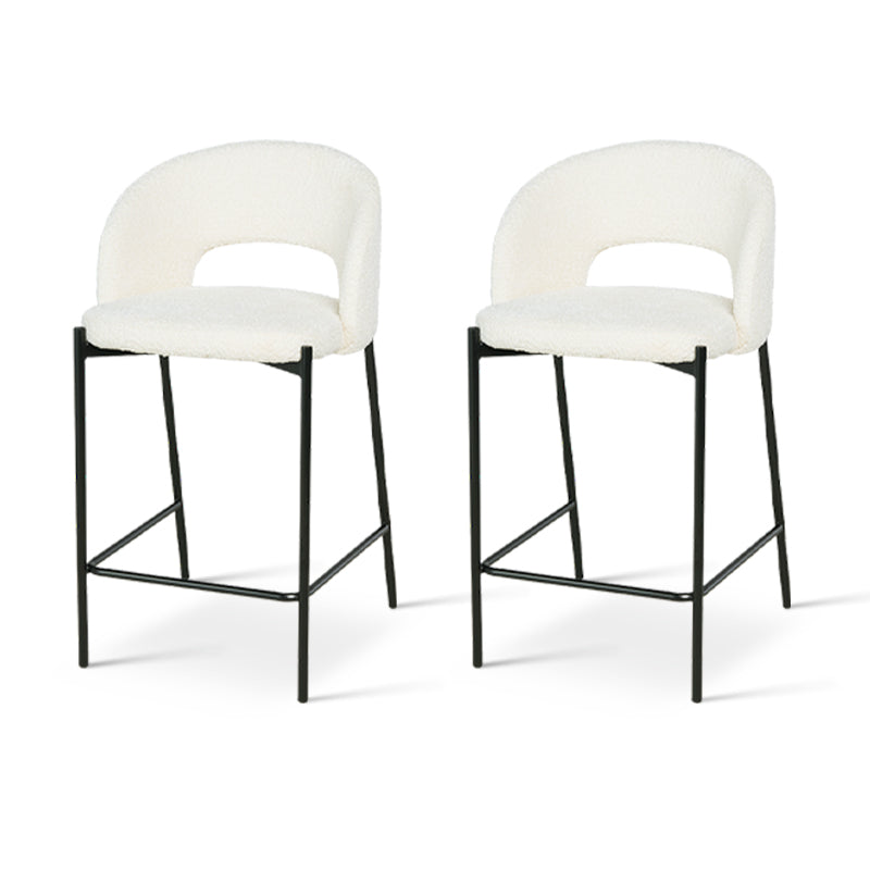 Détendez-vous avec style grâce aux tabourets de bar Esme d’OFCASA — assises en bouclé doux et pieds métalliques fins pour un confort chic autour de votre îlot de cuisine ou bar à petit-déjeuner.