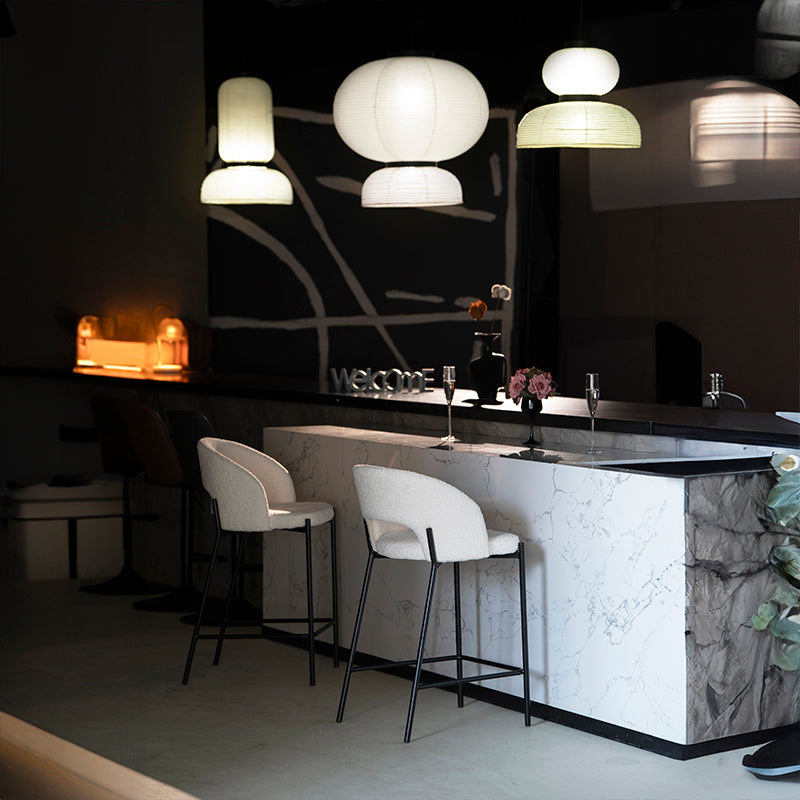 Détendez-vous avec style grâce aux tabourets de bar Esme d’OFCASA — assises en bouclé doux et pieds métalliques fins pour un confort chic autour de votre îlot de cuisine ou bar à petit-déjeuner.