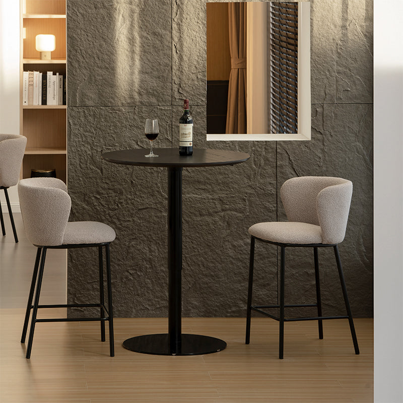 Rafraîchissez votre coin bar ou votre espace petit-déjeuner avec les Tabourets de Bar Karin d’OFCASA. Un revêtement doux en bouclé, un large dossier confortable et une structure métallique robuste de 65 cm pour un style élégant dans les maisons modernes.