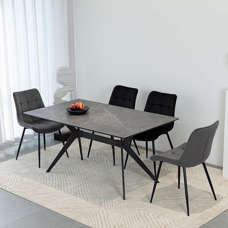 Table à manger Laila 160 cm entourée de 6 chaises design, parfaite pour les repas en famille ou entre amis