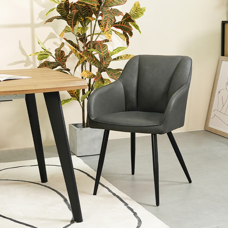 Lot de 4 chaises design Sienna d'OFCASA avec assise rembourrée grise et pieds métal noir, autour d'une table en bois，Chaise de salle à manger Sienna en contexte réel, montrant son dossier ergonomique et son style contemporain