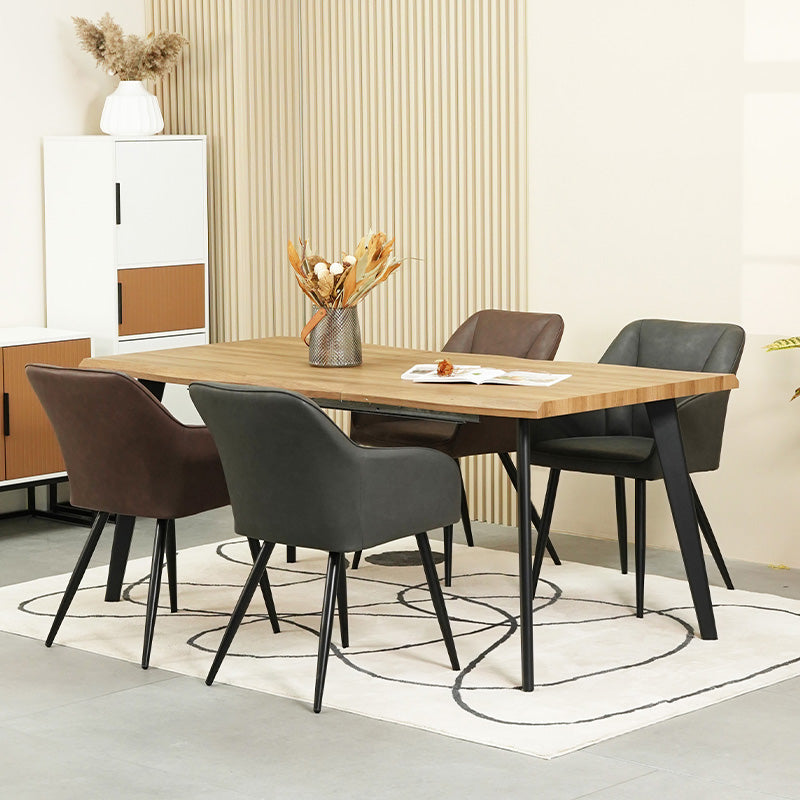Lot de 4 chaises design Sienna d'OFCASA avec assise rembourrée grise et pieds métal noir, autour d'une table en bois，Chaise de salle à manger Sienna en contexte réel, montrant son dossier ergonomique et son style contemporain